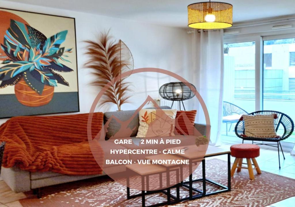克呂斯的住宿－Terracotta Home-by So'SerenityHome-balcon，客厅配有沙发和桌子