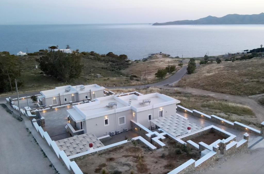 - une vue aérienne sur une maison blanche avec l'océan dans l'établissement Filokalia 4 Veins - Vacation House with Sea View, à Karistos