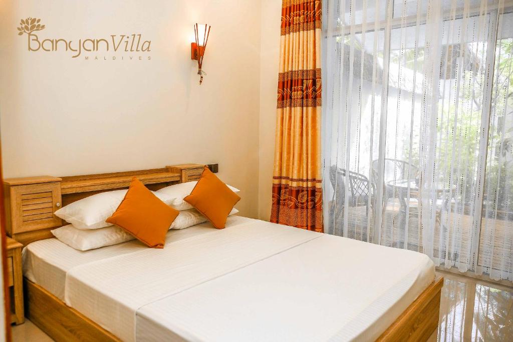 Postel nebo postele na pokoji v ubytování Banyan Villa Maldives Dhangethi