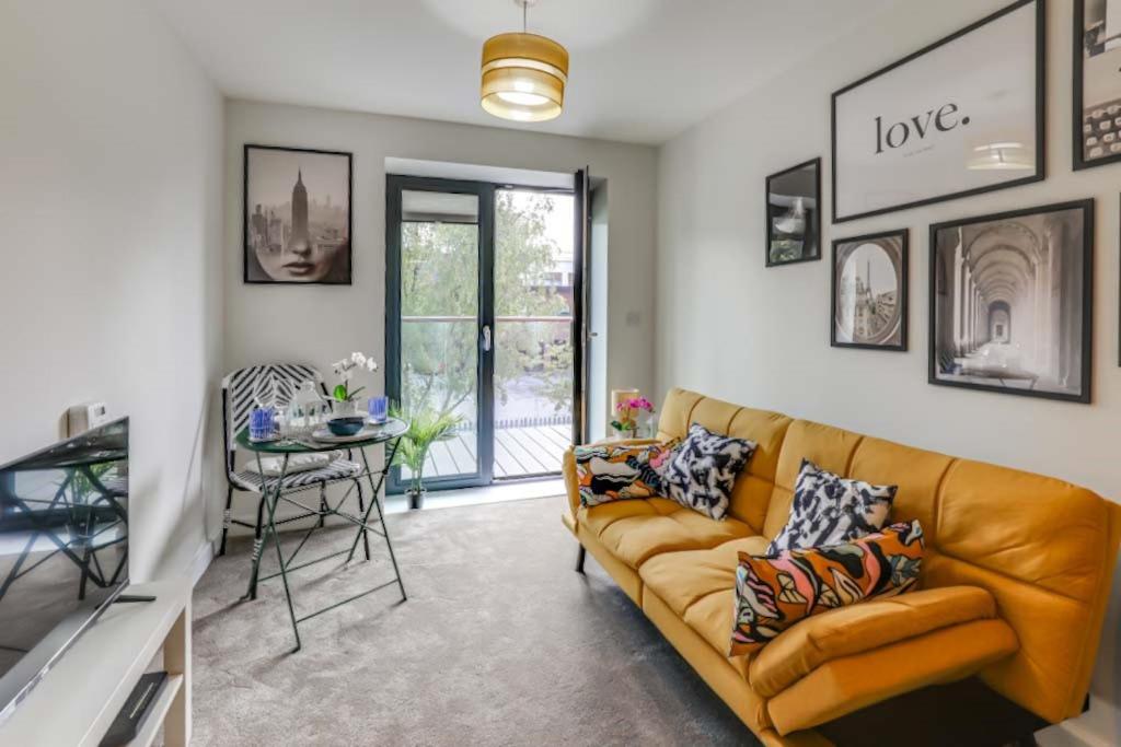sala de estar con sofá y mesa en Luton Cozy & Lovely Stay for Contractors en Luton