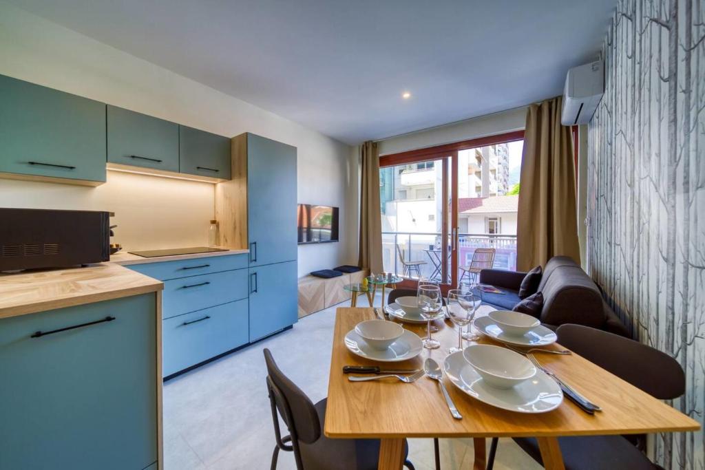 une cuisine et une salle à manger avec une table et des chaises dans l'établissement #GR Le Joli Mallifaud, à Grenoble