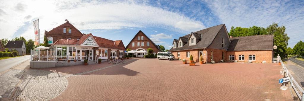 un grupo de casas en una calle de ladrillo en Landhotel Zur Linde en Verden