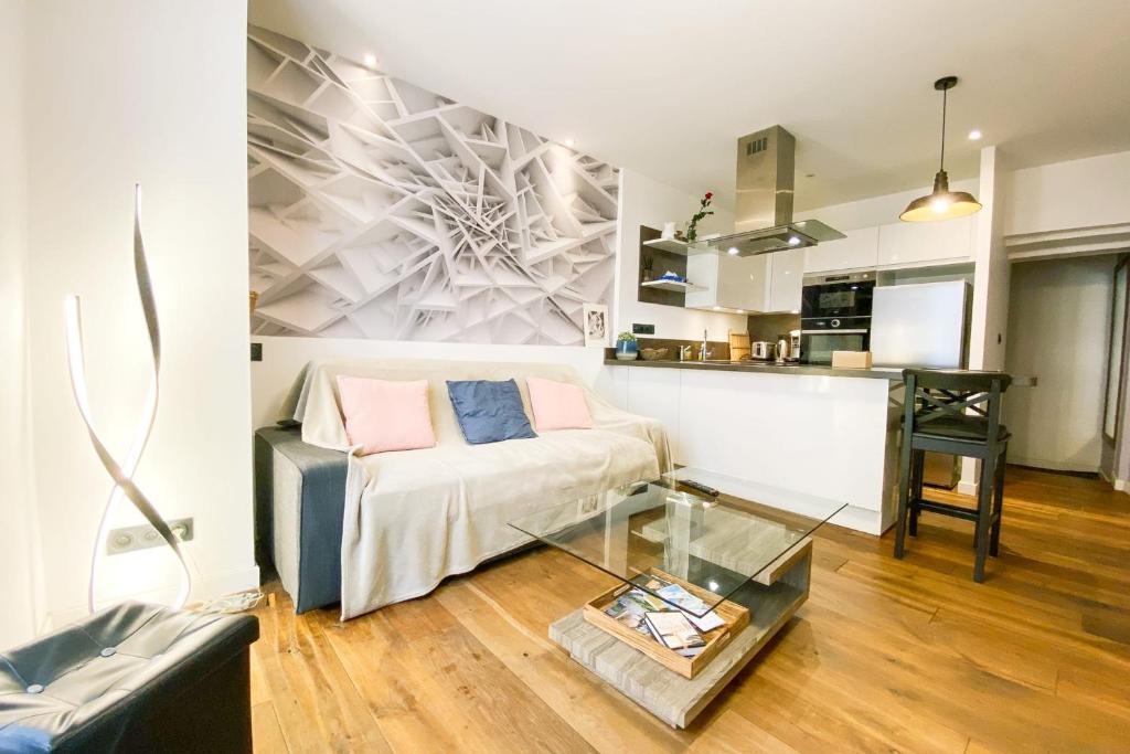 - un salon avec un lit et une table dans l'établissement #GU Le Diodore T2 Design Hyper-centre, à Grenoble