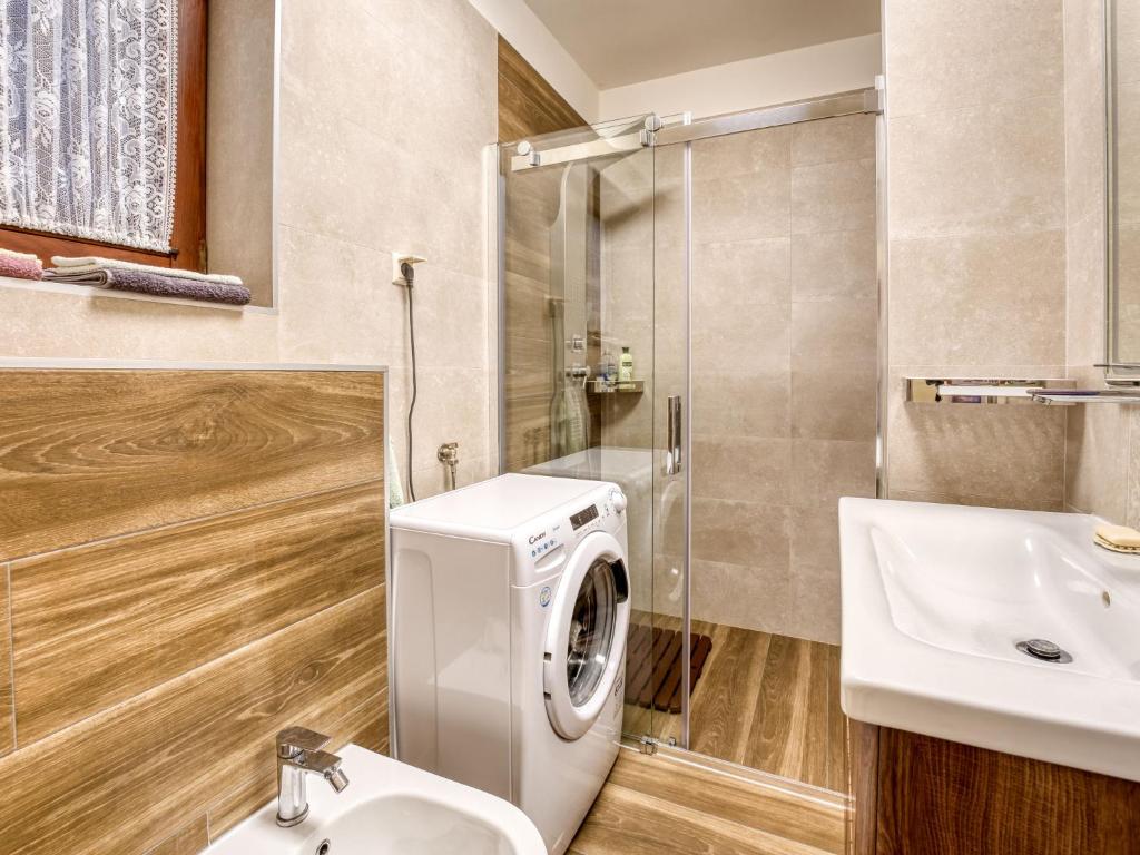 Kúpeľňa v ubytovaní Apartment Nives-1 by Interhome