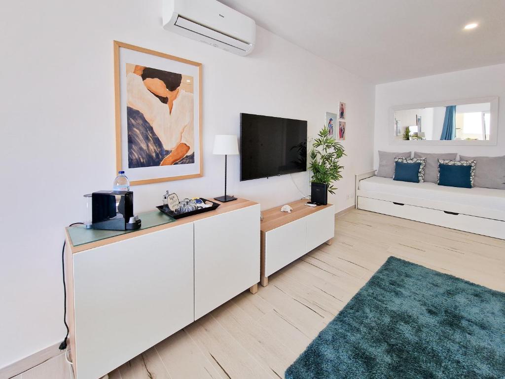 ポルティマンにあるApartment Praia Rocha Sea View Summer 1の薄型テレビのある白いリビングルーム
