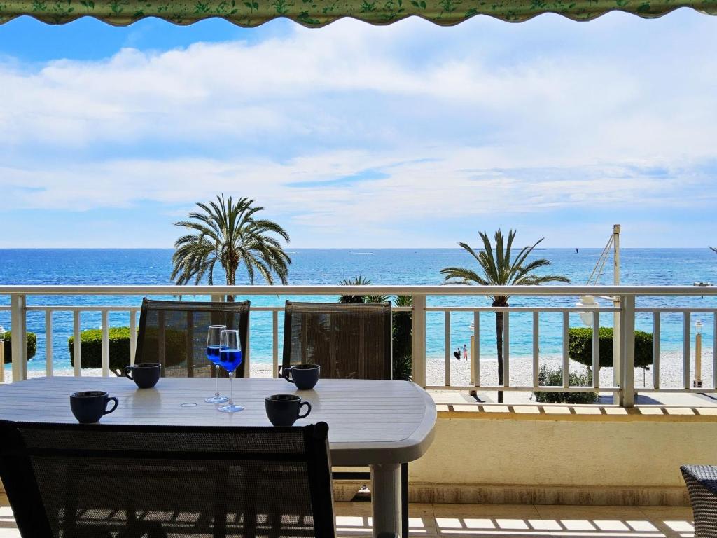 una mesa en un balcón con vistas a la playa en Apartment Marysol by Interhome, en Altea