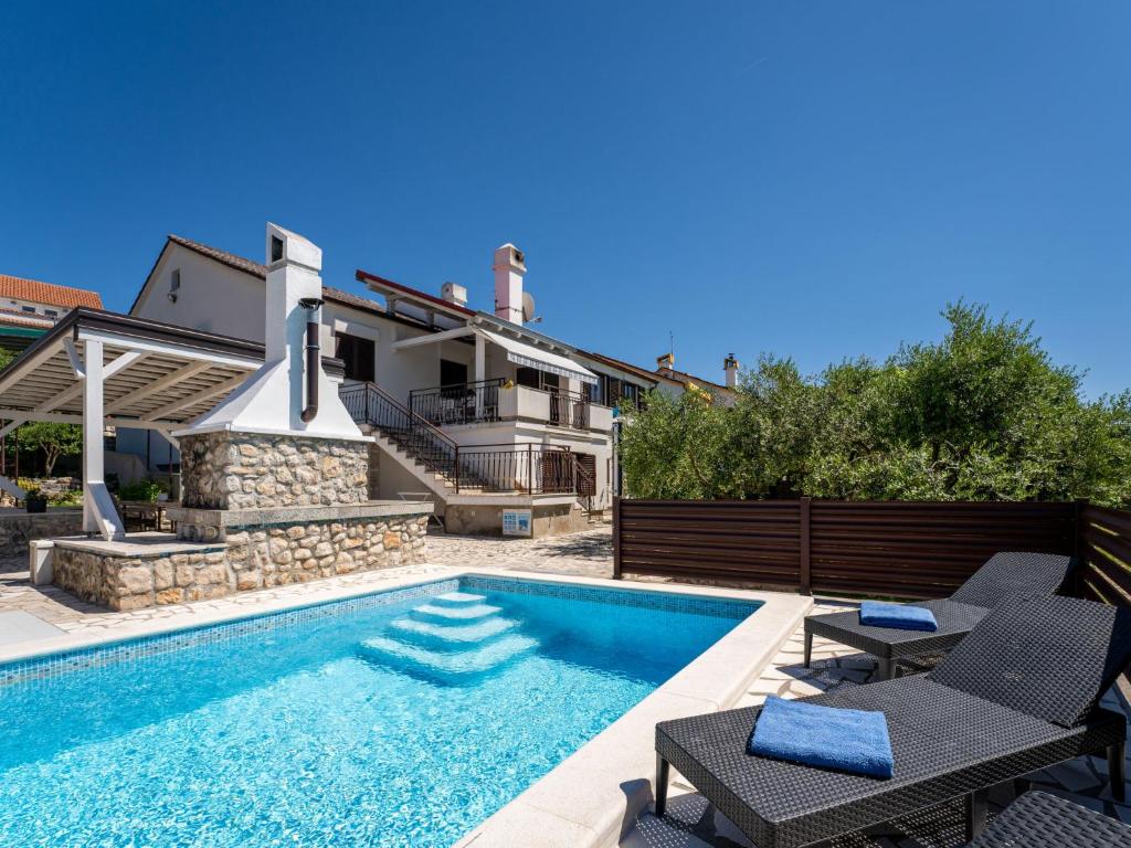 Bazén v ubytovaní Apartment Albaneze by Interhome alebo v jeho blízkosti