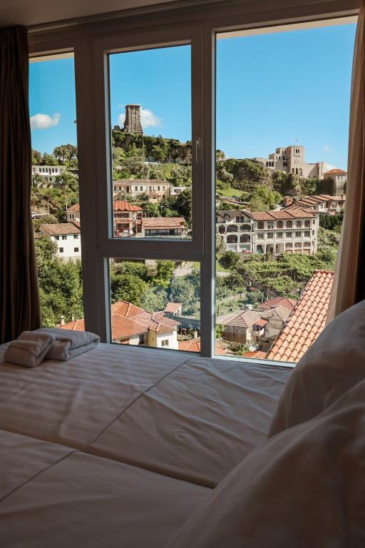 Postel nebo postele na pokoji v ubytování Kruja Townscape Rooms