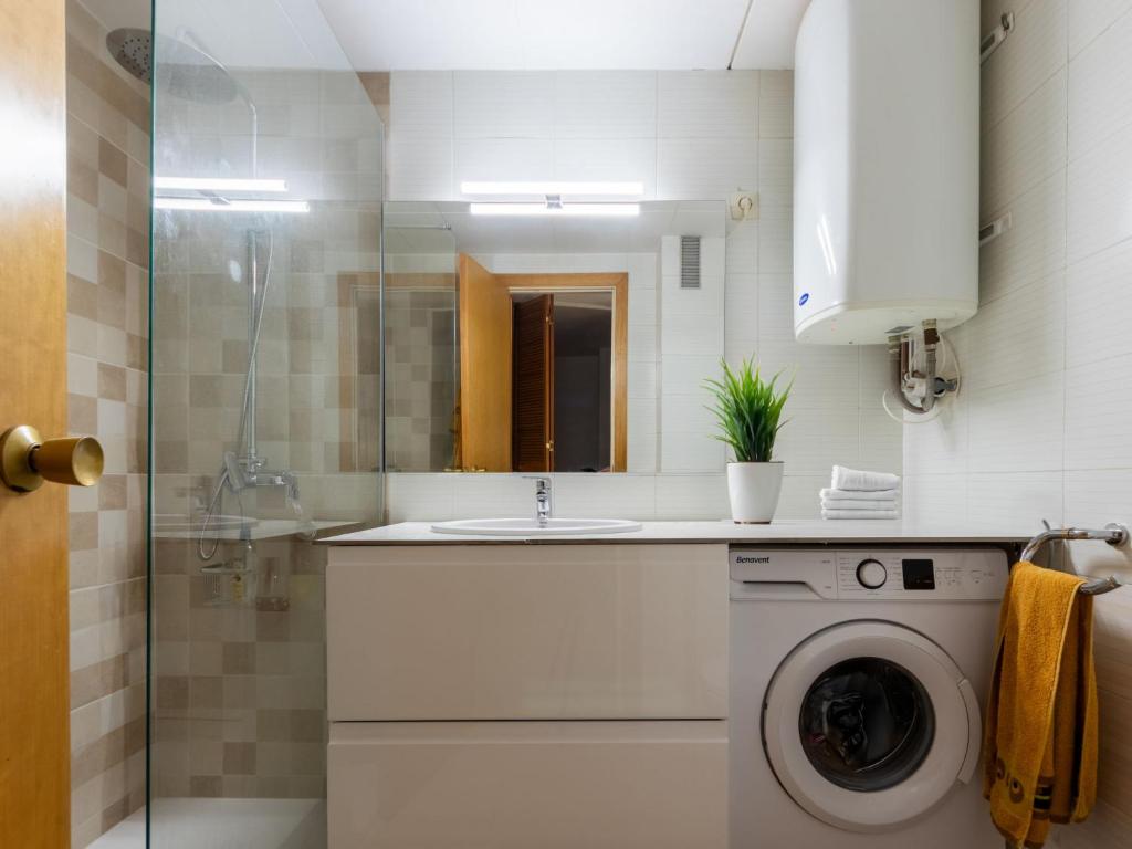 A bathroom at Apartment Els Pins Eduardo-7 by Interhome