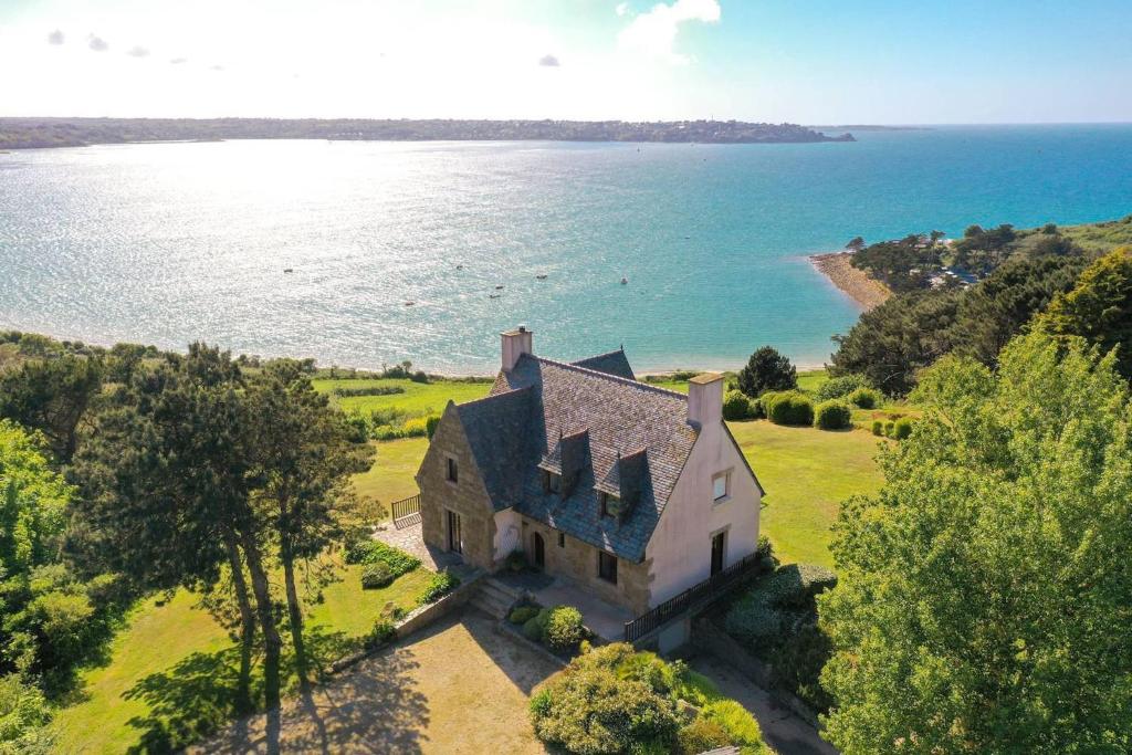 an aerial view of a house on the shore of the ocean at villa port l epine, 4 chambres, vue mer in Trélévern