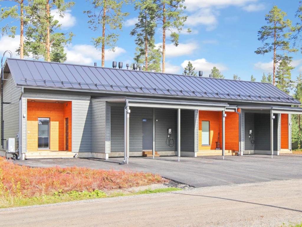 un pequeño edificio de color naranja y gris en Holiday Home Vuokatin loiste 9 a 2 by Interhome, en Vuokatti