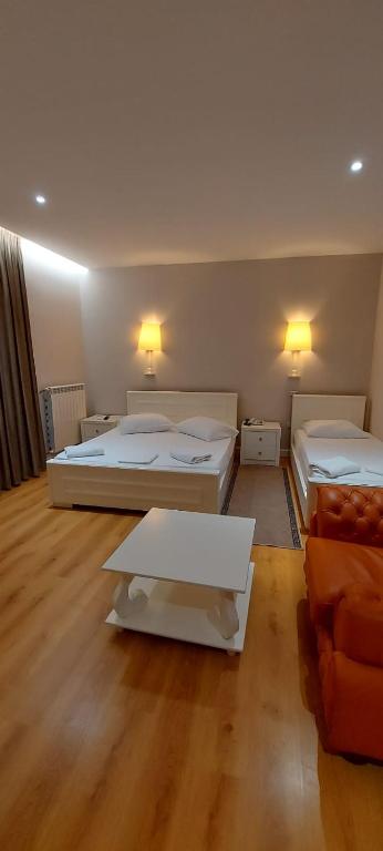 Postel nebo postele na pokoji v ubytování Hotel SHahini