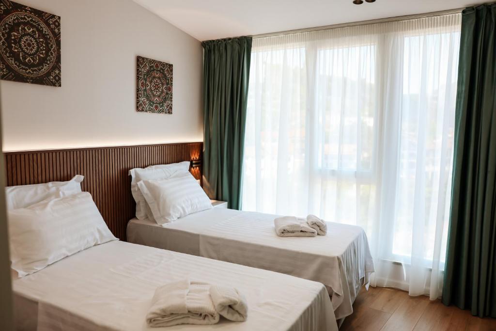 Ένα ή περισσότερα κρεβάτια σε δωμάτιο στο Kruja Townscape Rooms