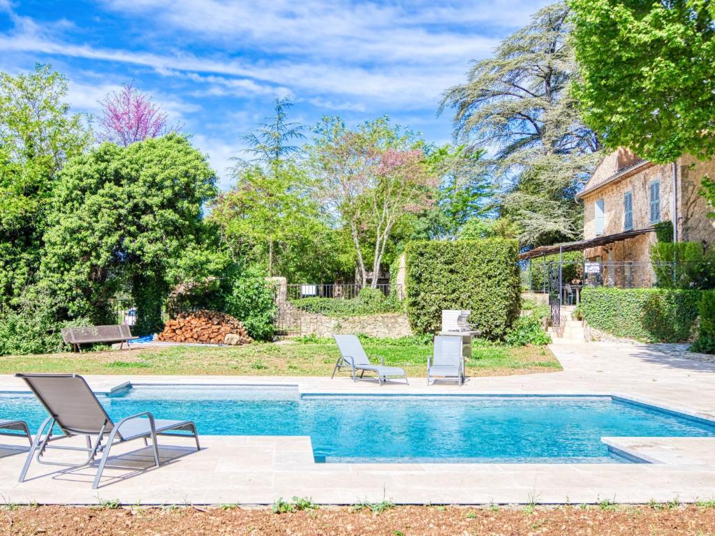 - une piscine avec 2 chaises longues et une maison dans l'établissement Holiday Home Le Mas by Interhome, à Besse-sur-Issole
