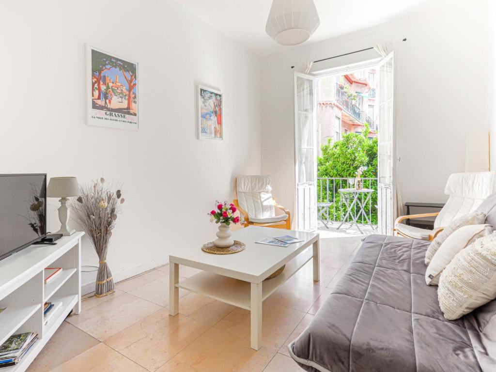 un salon blanc avec un canapé et une table dans l'établissement Apartment Hérold-1 by Interhome, à Nice