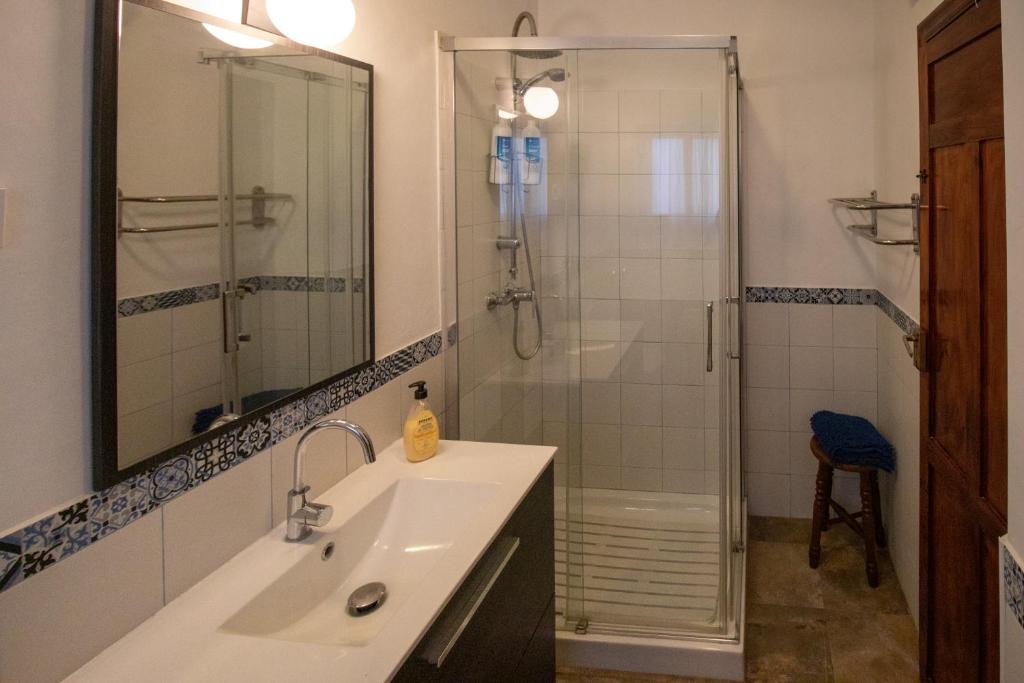 łazienka z umywalką i prysznicem w obiekcie Casa Aveda ( En la Roca) w mieście Setenil