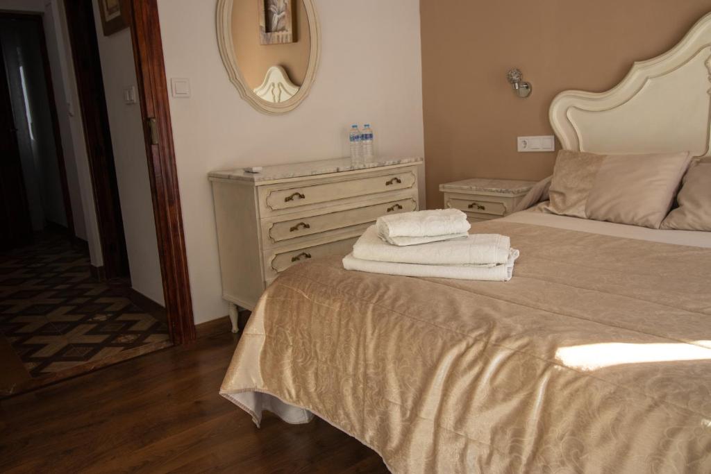 Łóżko lub łóżka w pokoju w obiekcie Casa Aveda ( En la Roca)