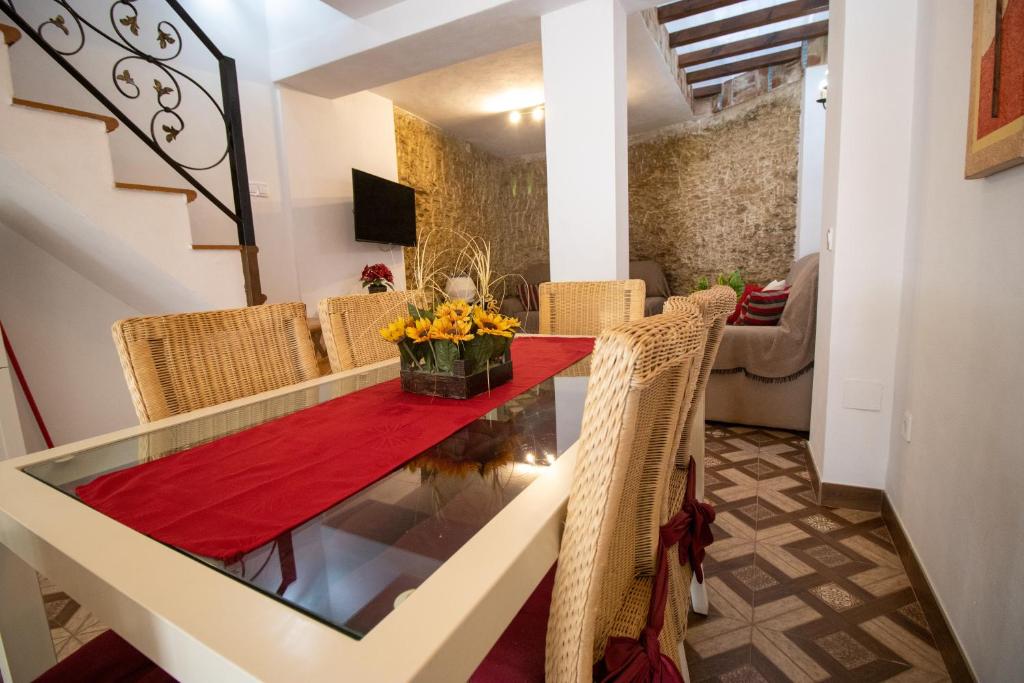 jadalnia ze szklanym stołem i krzesłami w obiekcie Casa Aveda ( En la Roca) w mieście Setenil