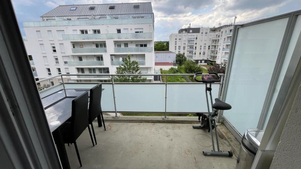 - Balcón con vistas a un edificio en Choisybonheur, en Choisy-le-Roi