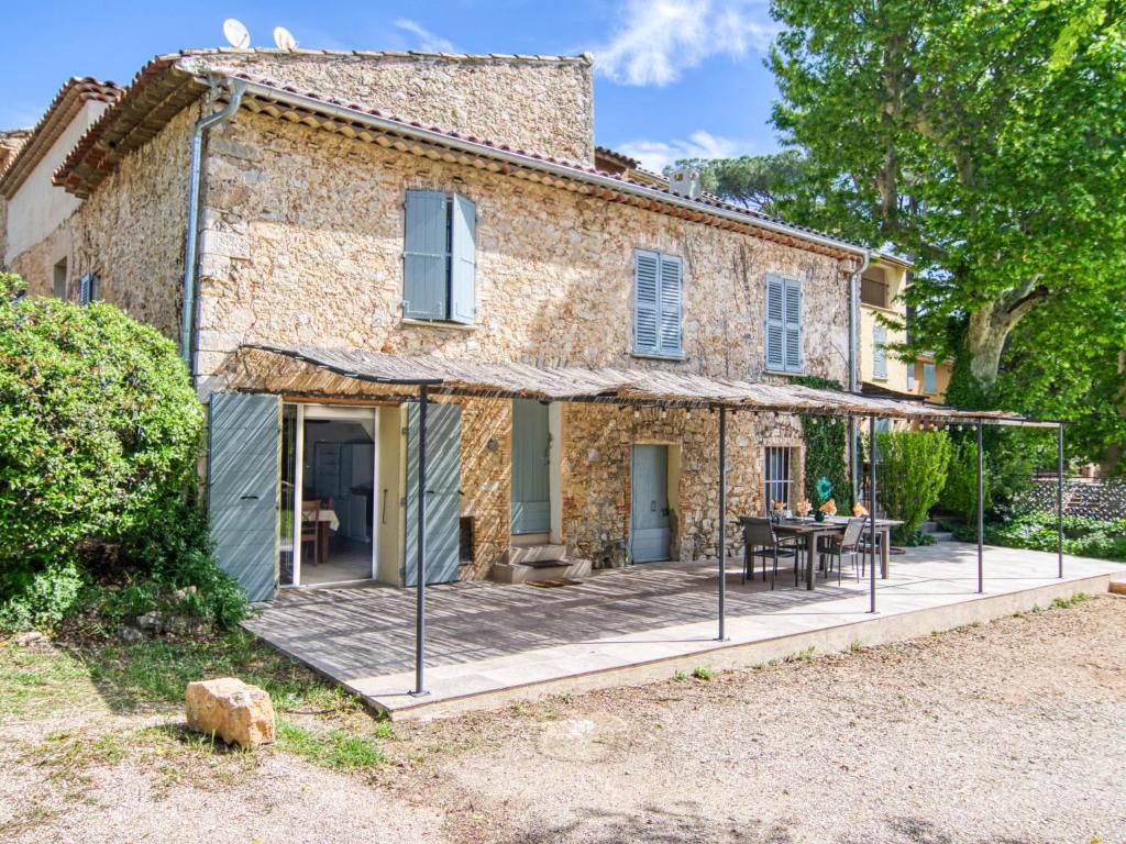 - Vistas al exterior de una casa de piedra con terraza en Holiday Home La Ferme by Interhome en Besse-sur-Issole