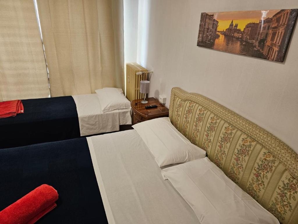 Habitación de hotel con 2 camas y sofá en Venice Dream, en Mestre