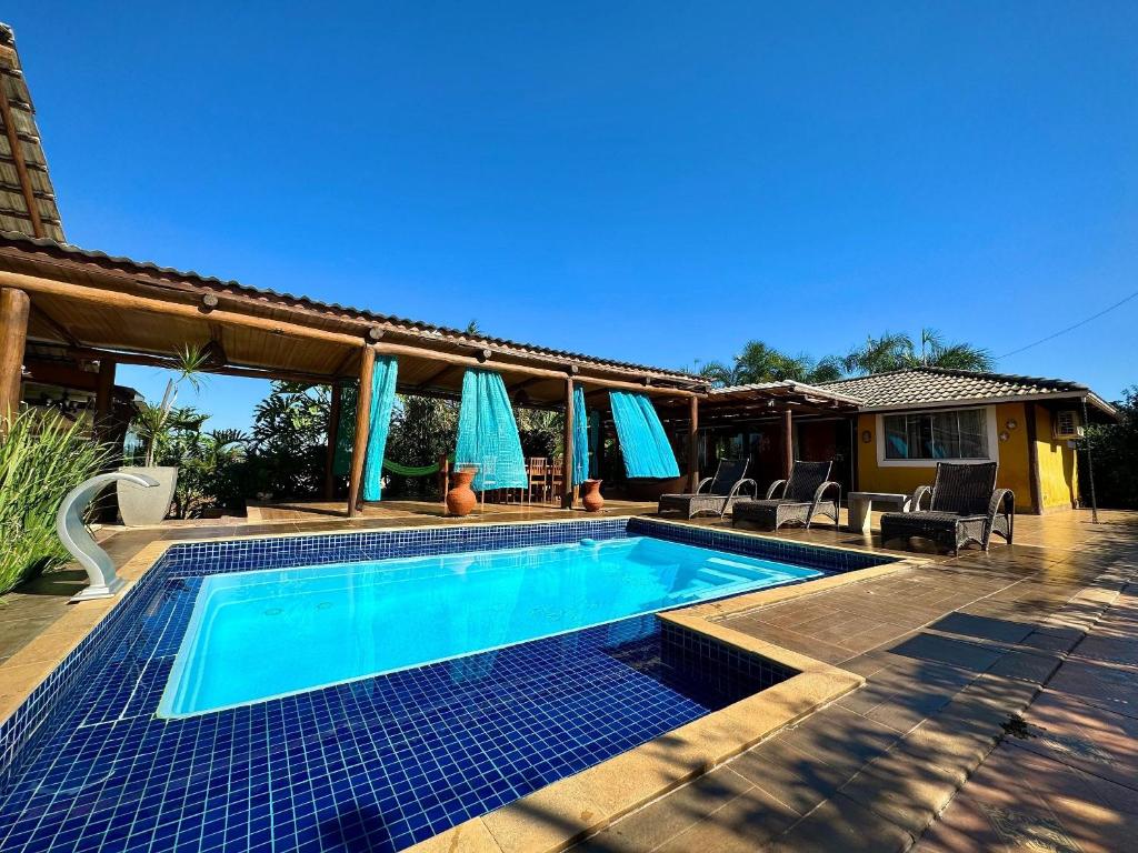 una piscina en el patio trasero de una casa en Rancho Flor de Iris - Lago Corumbá IV en Alexânia
