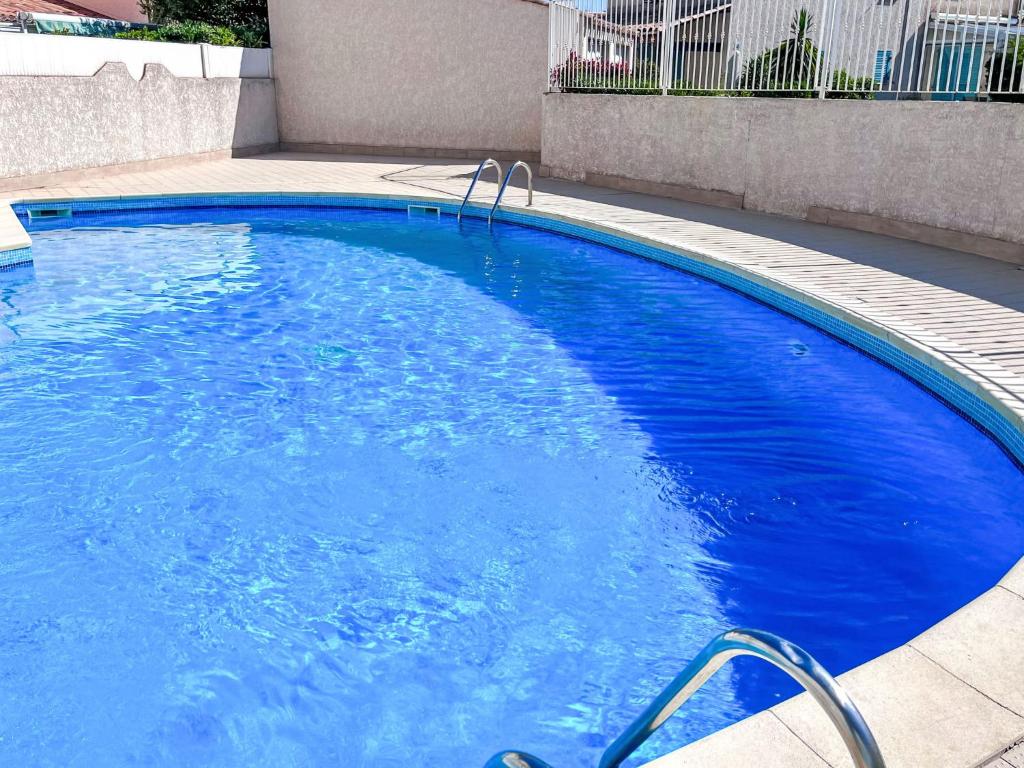 Bazén v ubytovaní Holiday Home Les Toscanes by Interhome alebo v jeho blízkosti