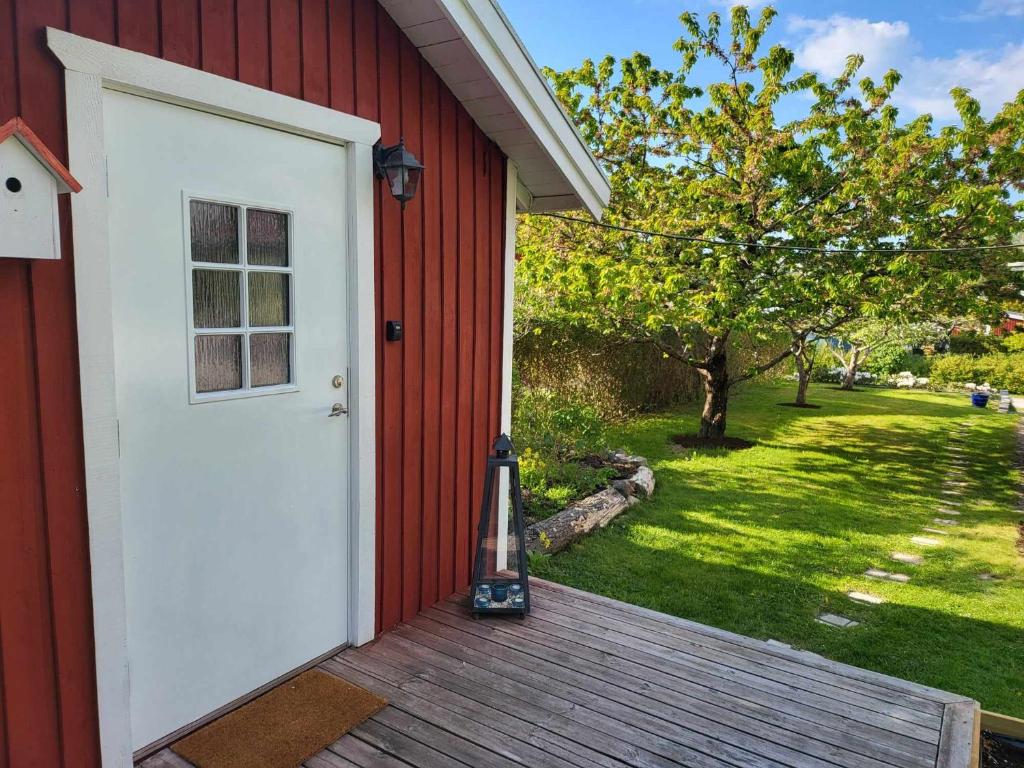 Afbeelding uit fotogalerij van Minihus med stor trädgårdstomt nära golf och hav in Trosa