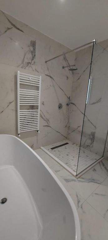 Koupelna v ubytování Hotel SHahini