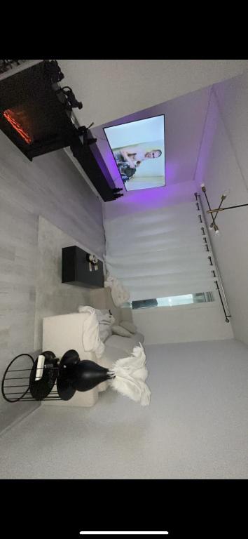 une chambre avec une télévision et un tas de serviettes dans l'établissement Appartement bordeaux cosy, à Bordeaux