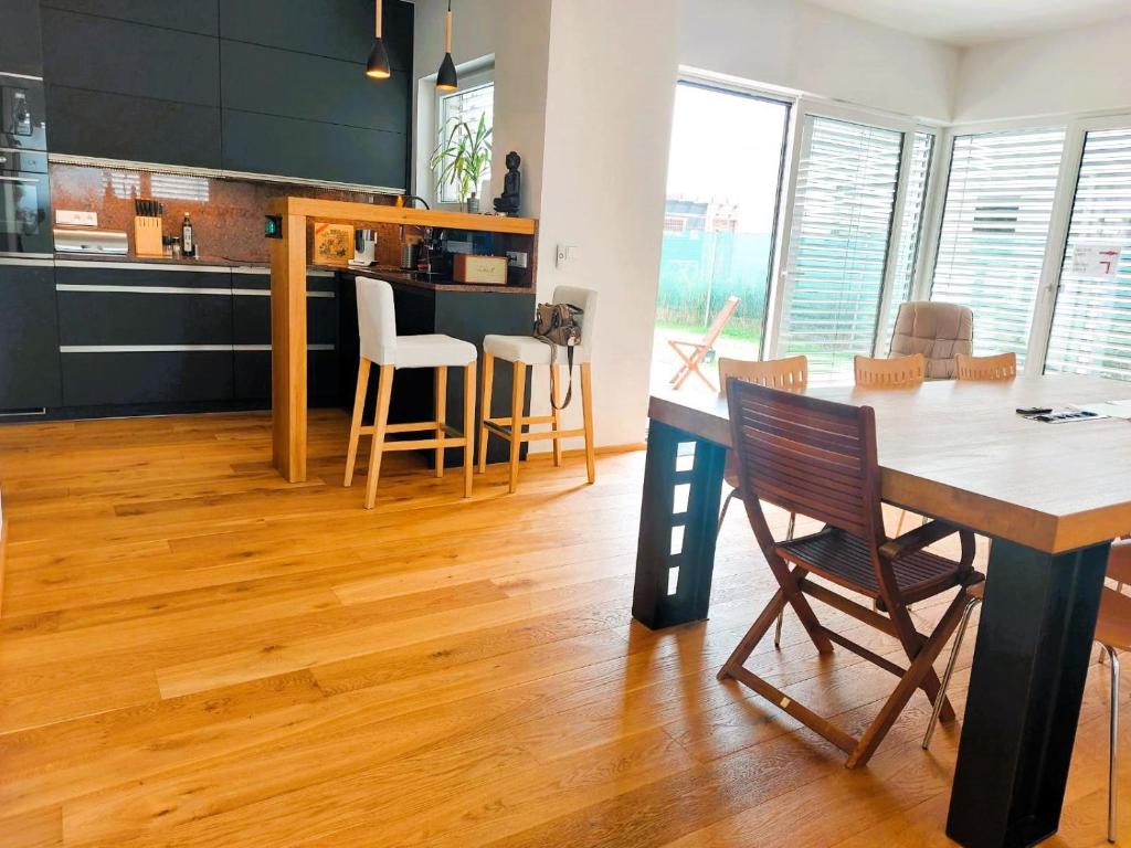 a kitchen and living room with a table and chairs at Apartmán Business Comfort se zahradou in Hradec Králové