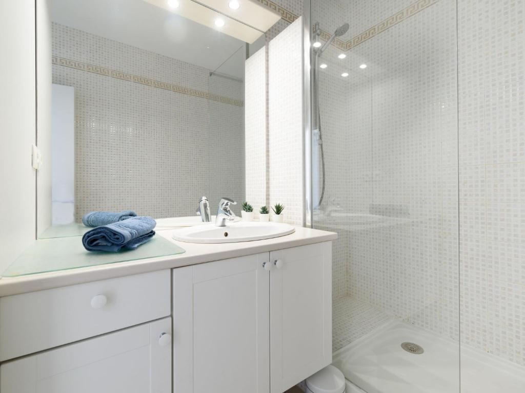 Kúpeľňa v ubytovaní Apartment Antinéa-4 by Interhome
