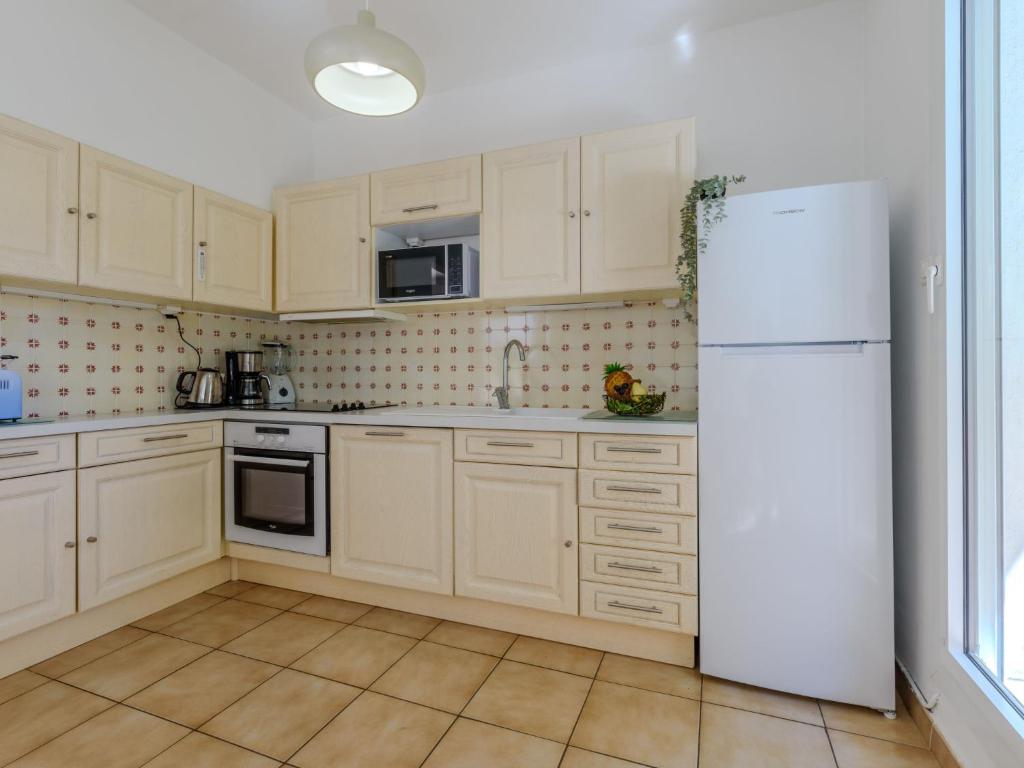 Kuchyňa alebo kuchynka v ubytovaní Apartment Antinéa-4 by Interhome
