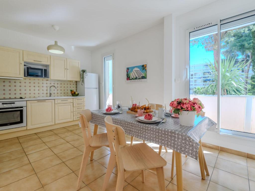 Kuchyňa alebo kuchynka v ubytovaní Apartment Antinéa-4 by Interhome