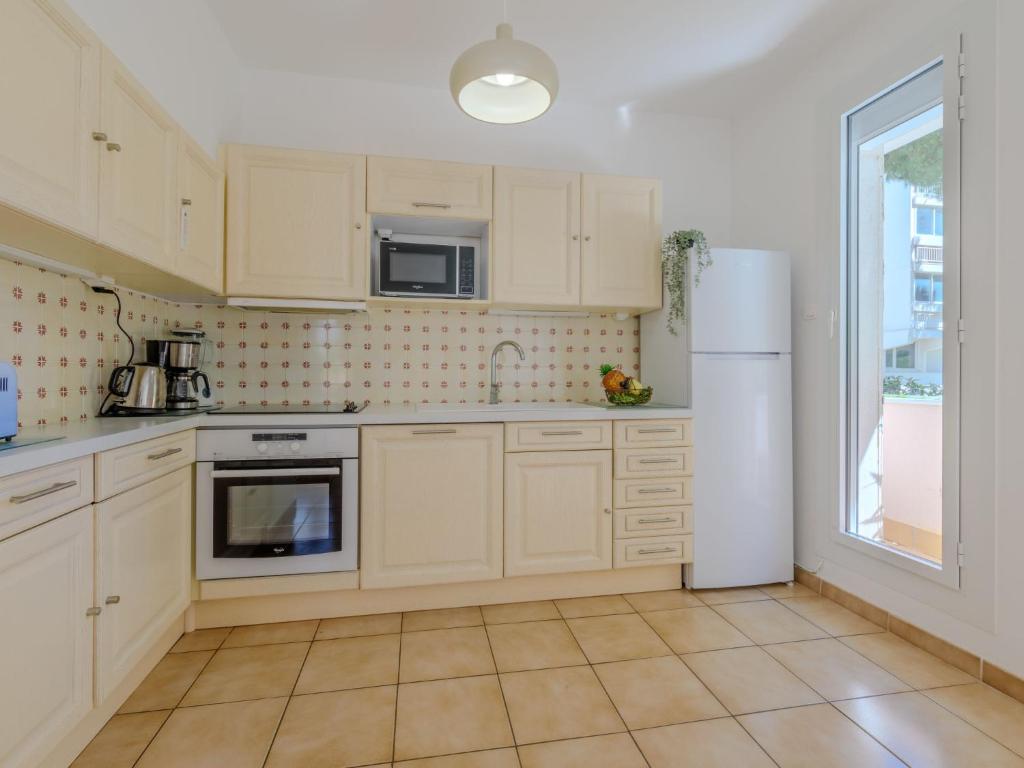 Kuchyňa alebo kuchynka v ubytovaní Apartment Antinéa-4 by Interhome