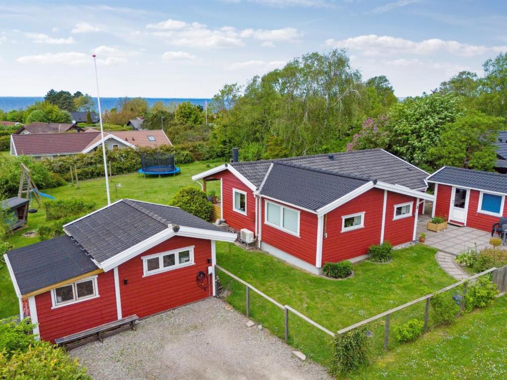 una vista aérea de una fila de casas en Holiday Home Oskari - 175m from the sea in Sealand by Interhome en Slagelse