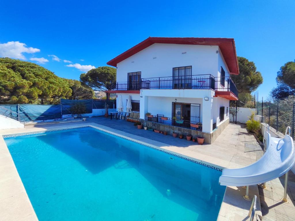 Villa con piscina frente a una casa en Casa con piscina privada en Sant Pol de Mar, en Sant Pol de Mar