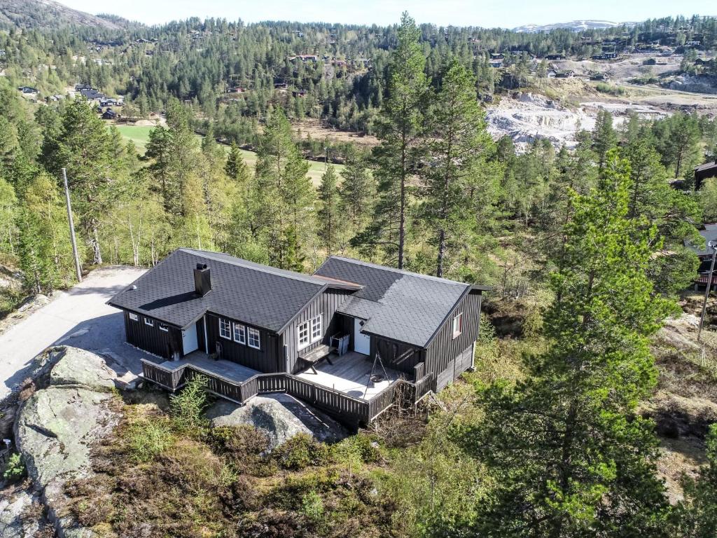 una vista aérea de una casa en una colina en Chalet Knodden - SOW180 by Interhome, en Åseral