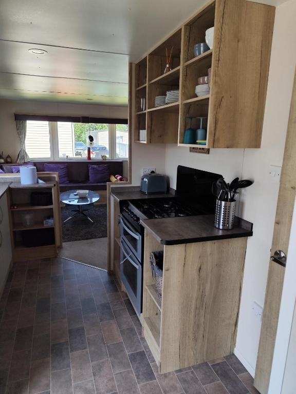Kuchyň nebo kuchyňský kout v ubytování G & M Static Caravan Edinburgh