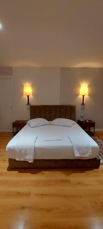 Postel nebo postele na pokoji v ubytování Hotel SHahini