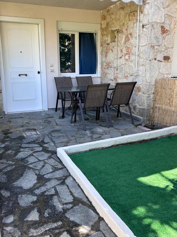 Popločano dvorište ili prostor na otvorenom u objektu Bliss House In Siviri