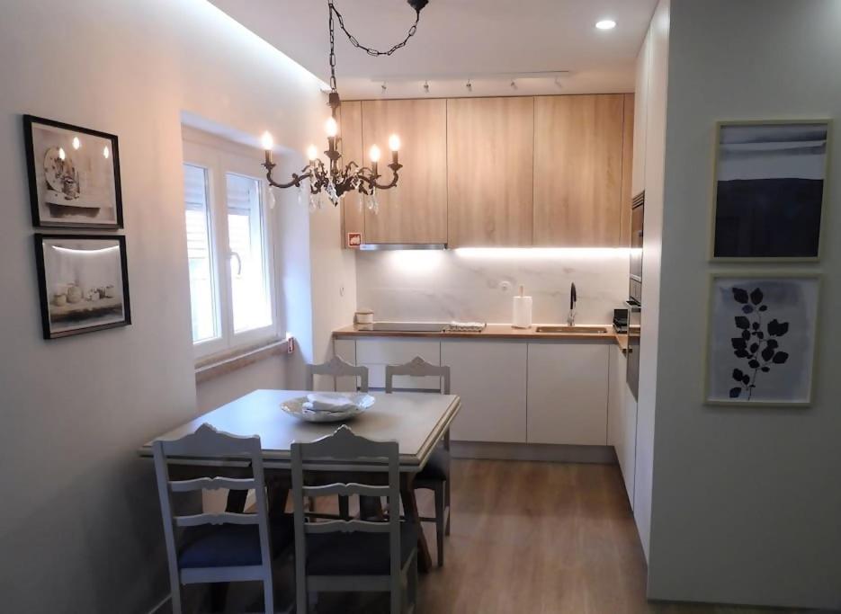 a kitchen and dining room with a table and chairs at Carlos Place in Vila Franca de Xira