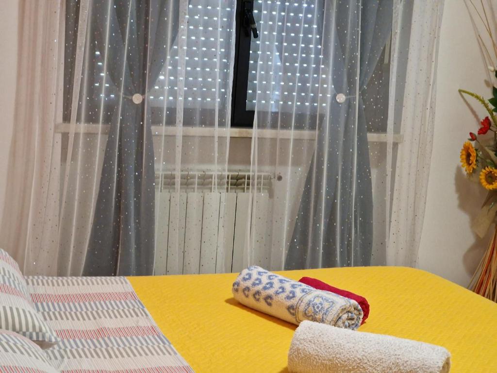 A bed or beds in a room at Appartamento Divino Tramonto