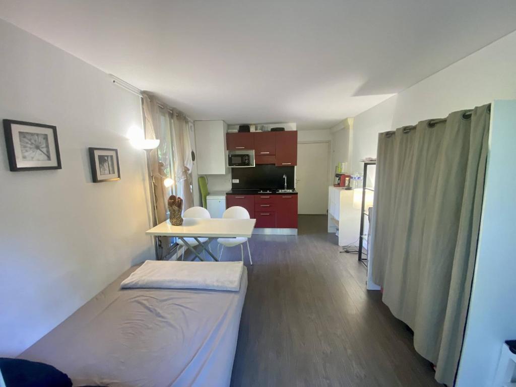 Cette petite chambre comprend un lit et une cuisine. dans l'établissement Nice ouest-Cosy Studio, Clim Wifi, à Nice