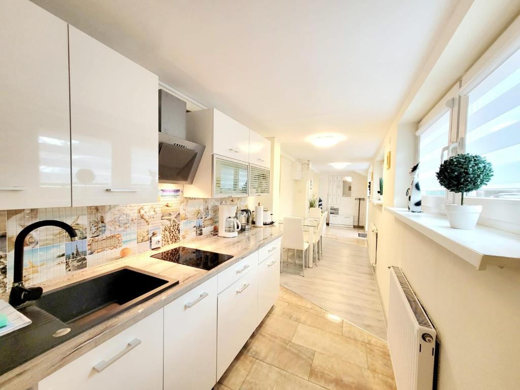 Kuchyňa alebo kuchynka v ubytovaní Apartamenty Cudowna Wyspa