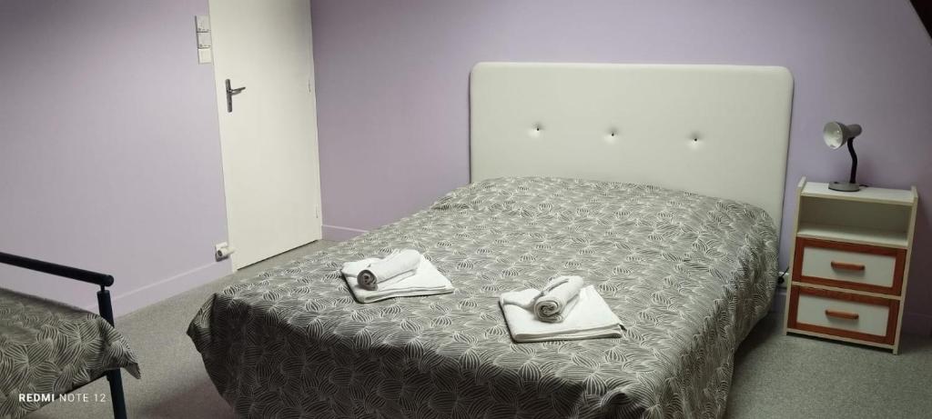 a bedroom with a bed with towels on it at Appartement indépendant chez l'habitant in Cholet