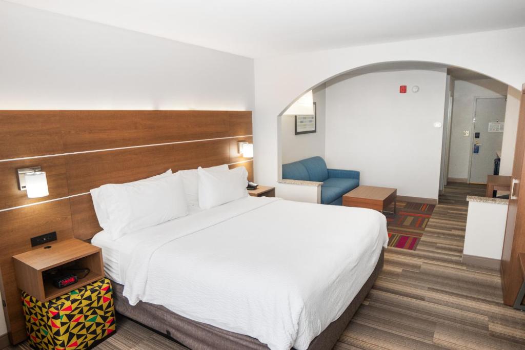 Postel nebo postele na pokoji v ubytování Holiday Inn Express and Suites Stroudsburg-Poconos by IHG