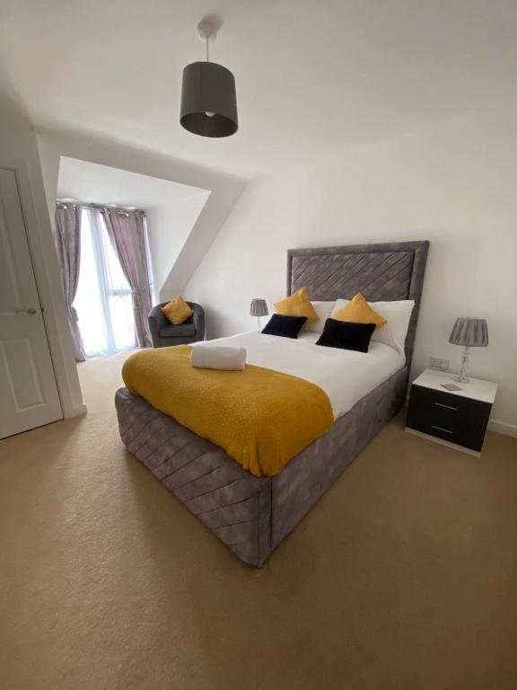 Säng eller sängar i ett rum på Kingsway House - Brand New Spacious 4 Bed Home From Home