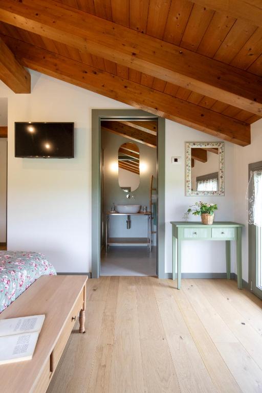 TV a/nebo společenská místnost v ubytování Agriturismo La Rosarnetta