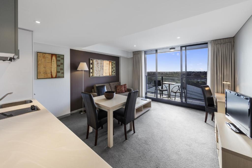 TV a/nebo společenská místnost v ubytování Oaks Adelaide Horizons Suites